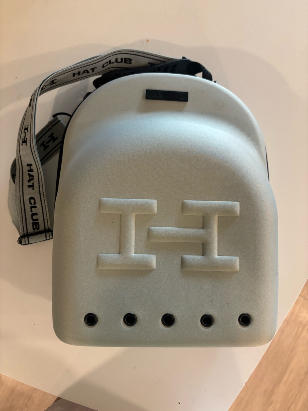 Hat Club hat travel case/carrier - Light Gray